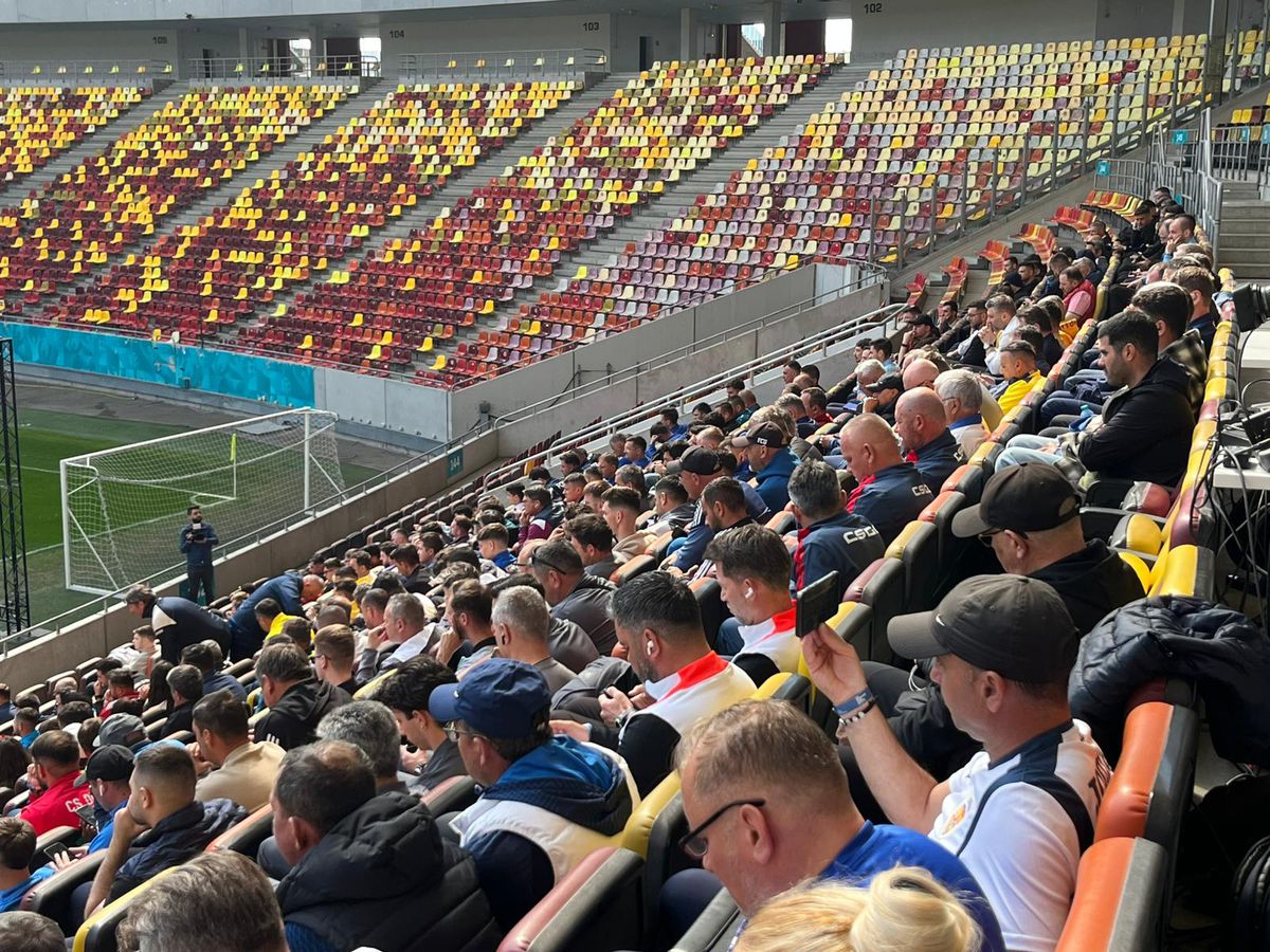 Cine e fostul fotbalist care s-a pozat cu Gică Hagi la evenimentul FRF de astăzi: au intrat în vestiarul Stelei în aceeași zi