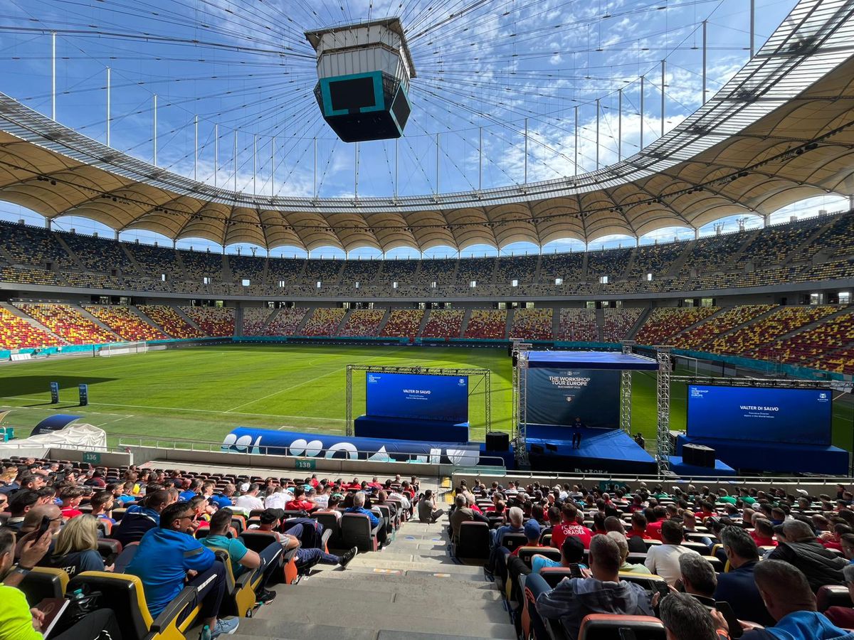 Cine e fostul fotbalist care s-a pozat cu Gică Hagi la evenimentul FRF de astăzi: au intrat în vestiarul Stelei în aceeași zi