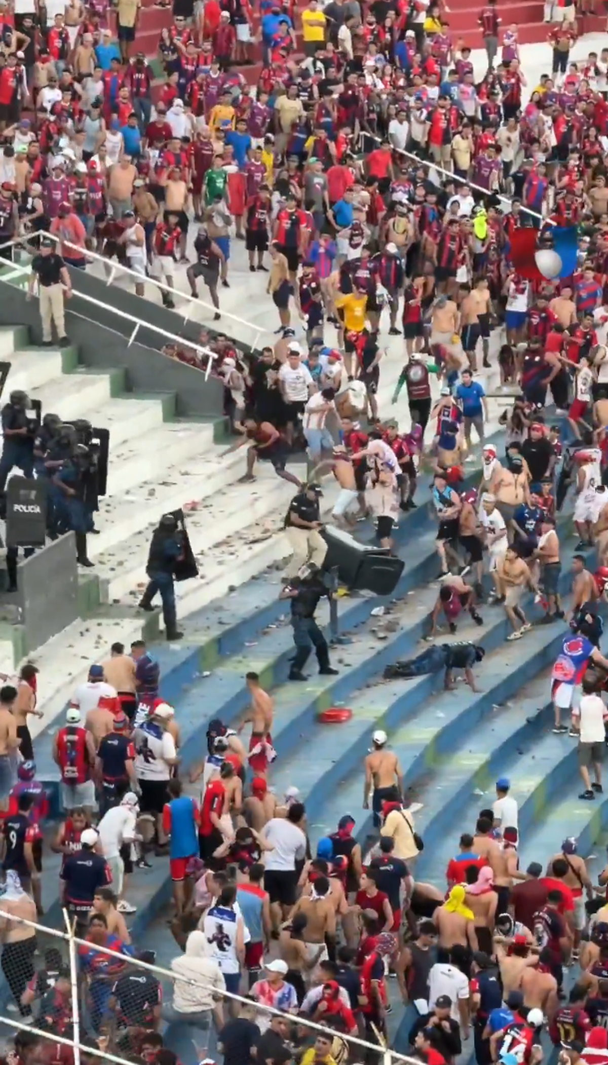 Haos la derby-ul din Paraguay! Scene șocante pe stadion