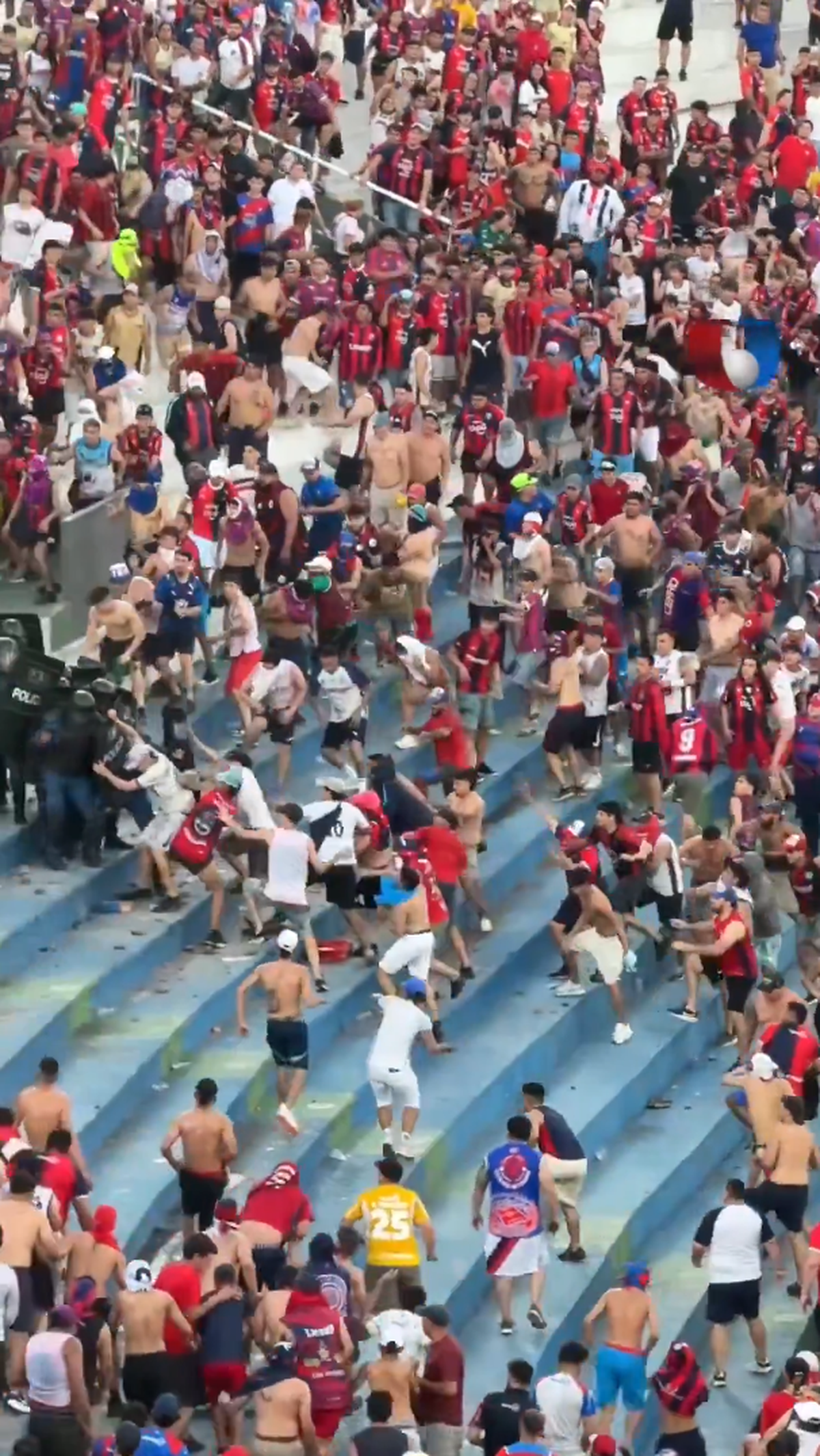 Haos la derby-ul din Paraguay! Femeie însărcinată evacuată, polițiști transportați la spital