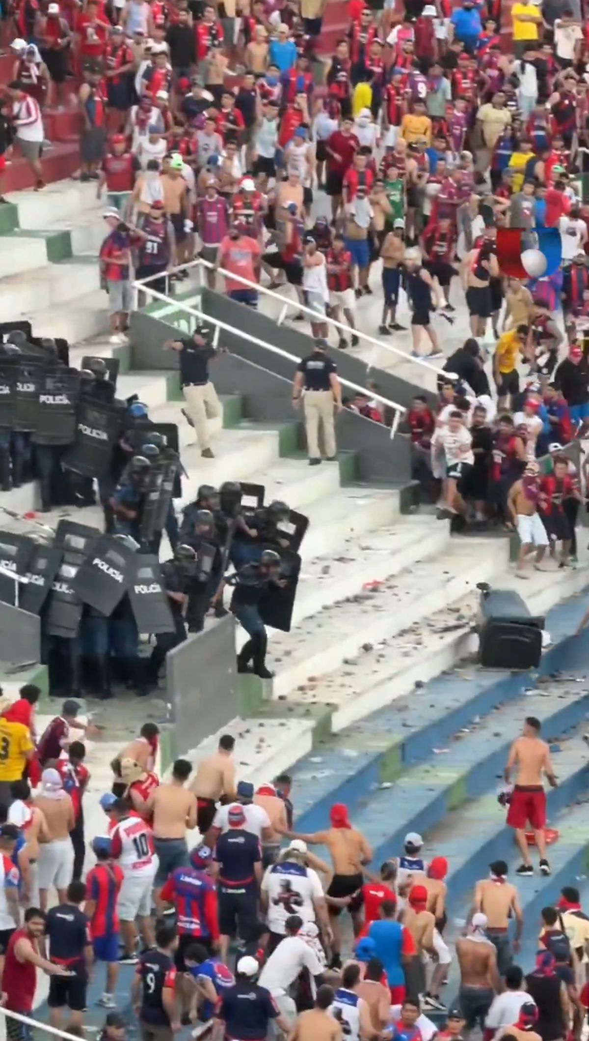 Haos la derby-ul din Paraguay! Scene șocante pe stadion
