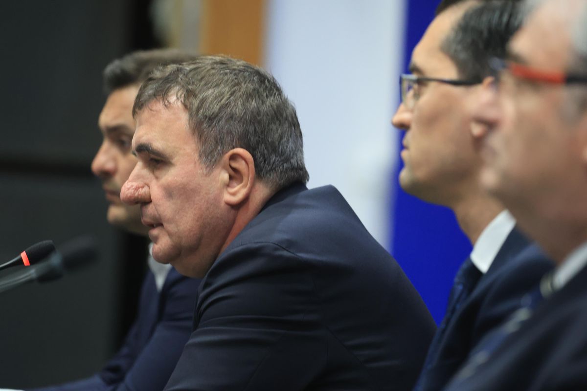 Îi pune pe picioare Hodorogea » Gică Hagi a curățat staff-ul lui Lucescu și și-a adus oamenii. „Ăsta e respectul pentru 20 de ani la echipele naționale”