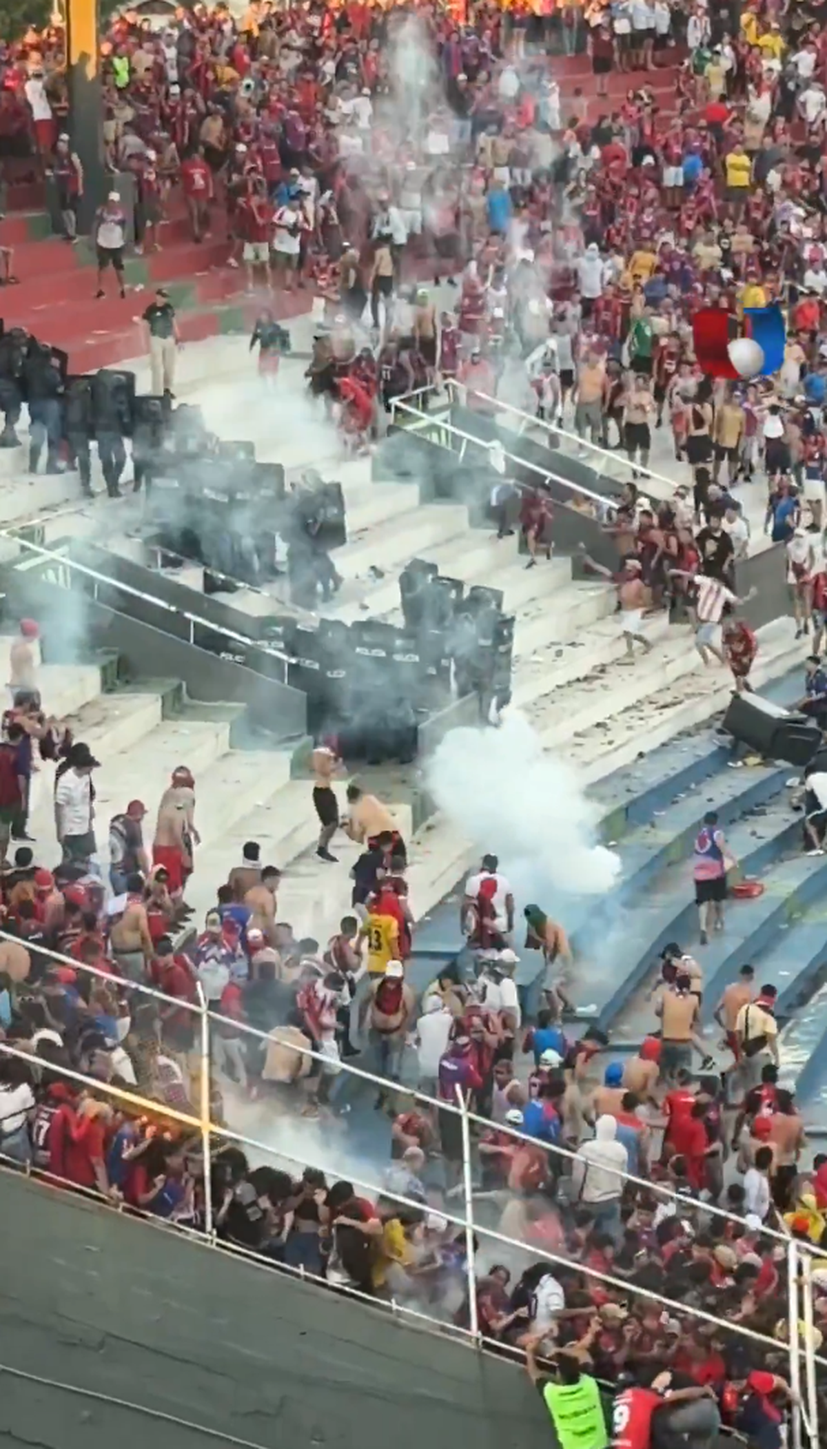 Haos la derby-ul din Paraguay! Femeie însărcinată evacuată, polițiști transportați la spital