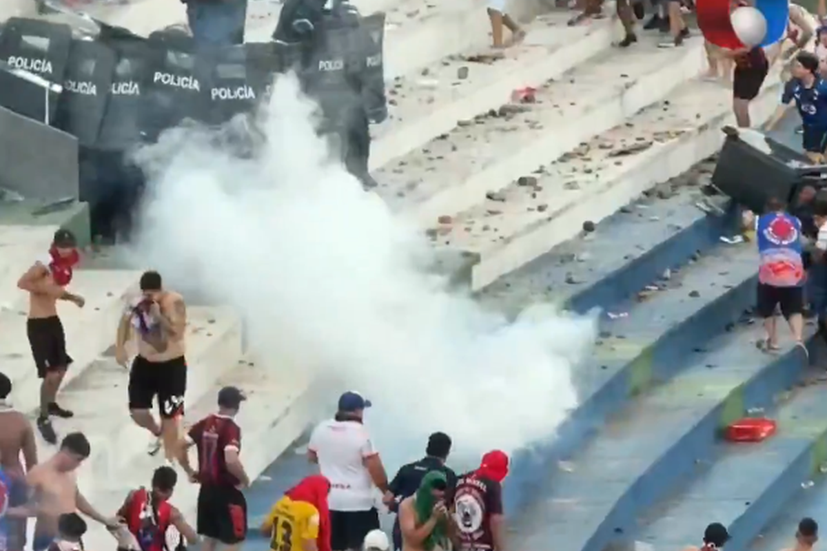 Haos la derby-ul din Paraguay! Femeie însărcinată evacuată, polițiști transportați la spital