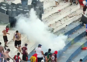 Haos la derby-ul din Paraguay! Scene șocante pe stadion: femeie însărcinată evacuată, polițiști transportați la spital