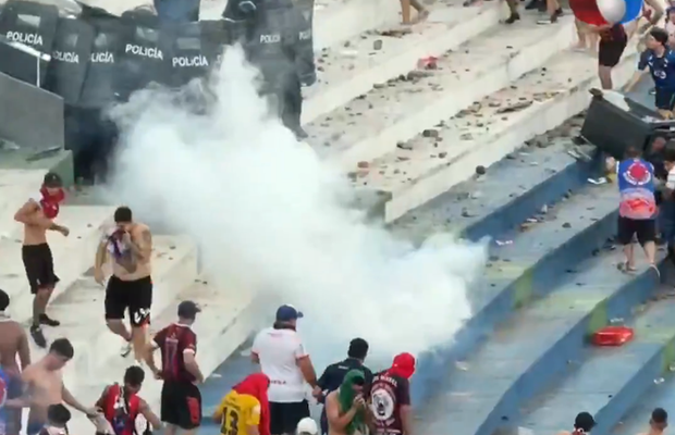 Haos la derby-ul din Paraguay! Femeie însărcinată evacuată, polițiști transportați la spital