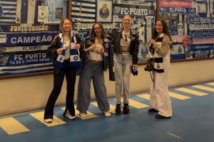 „Regina twerk-ului” s-a îmbrăcat în alb-albastru și a venit pe stadion să-și susțină soțul