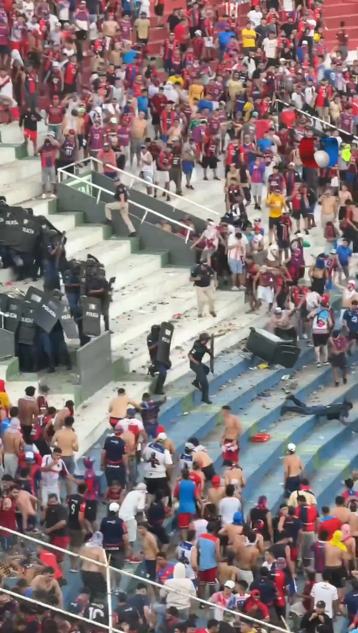 Haos la derby-ul din Paraguay! Femeie însărcinată evacuată, polițiști transportați la spital