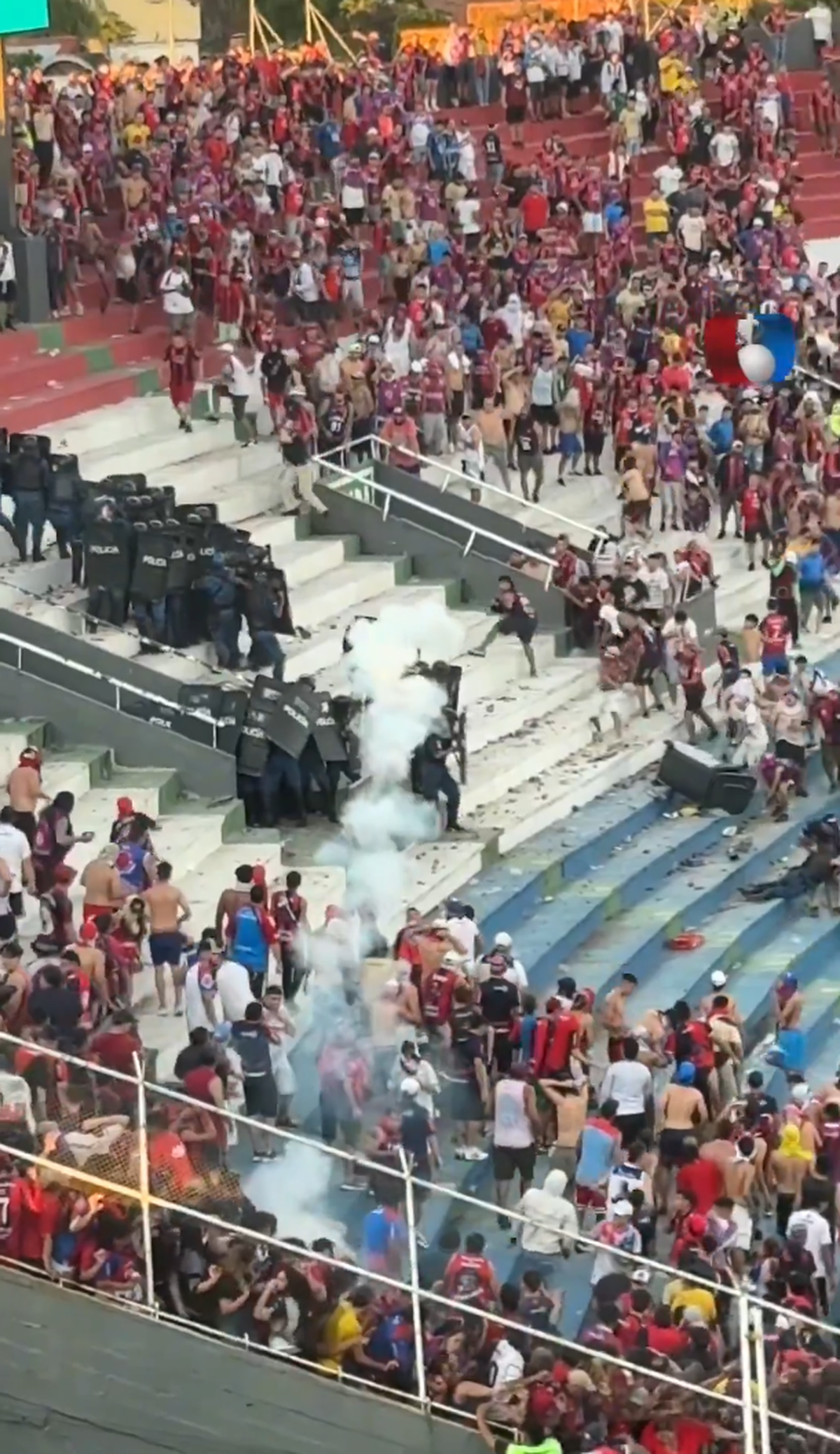 Haos la derby-ul din Paraguay! Femeie însărcinată evacuată, polițiști transportați la spital