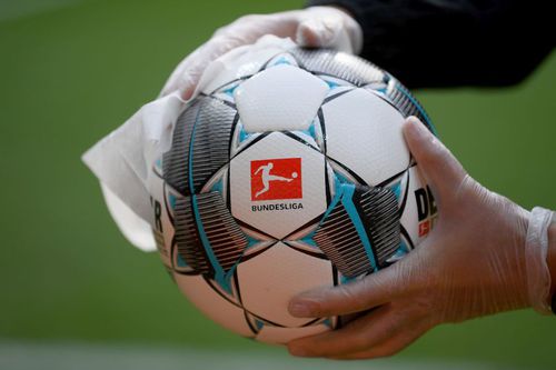 În Germania, mingile au fost dezinfectate inclusiv în pauzele partidelor disputate weekend-ul trecut // Sursă foto: Getty
