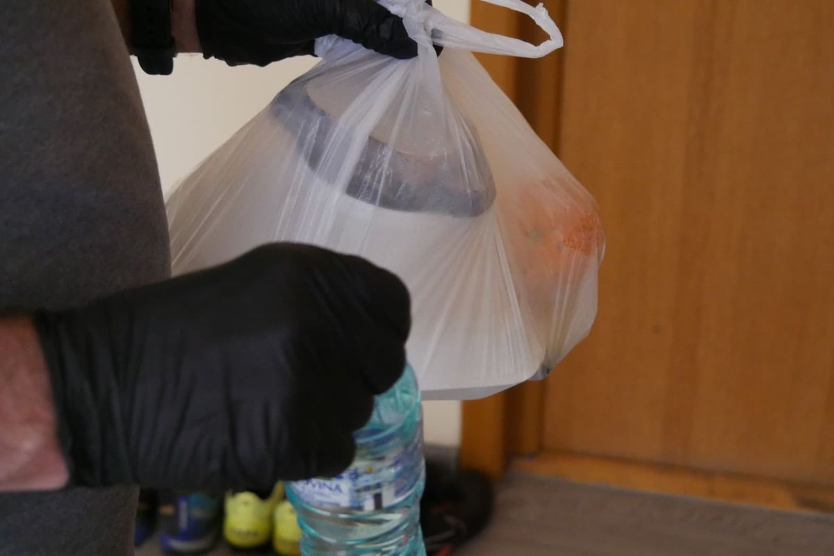 Imagini din cantonamentul unei echipe de Liga 1: mâncare la caserolă și haine în pungi vidate