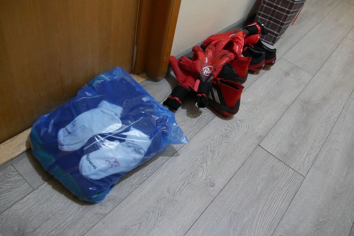 Imagini din cantonamentul unei echipe de Liga 1: mâncare la caserolă și haine în pungi vidate