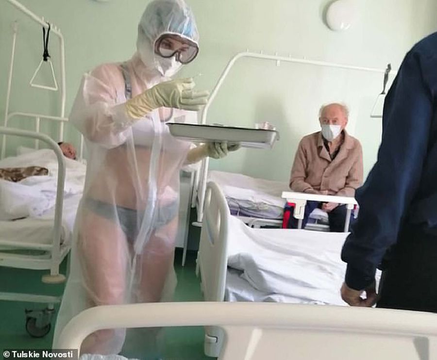 FOTO O asistentă a apărut în lenjerie intimă în fața pacienților: „Nu am realizat că e transparent costumul de protecție”