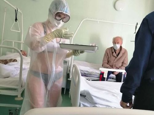 Asistenta spitalului din Tula nu a realizat că uniforma este transparentă / FOTO: newstula