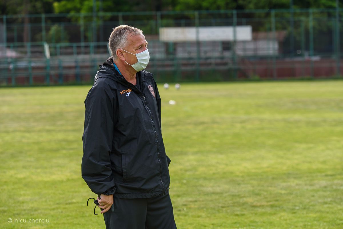 FOTO CFR Cluj a reluat pregătirile! Dan Petrescu, singurul cu mască la antrenament