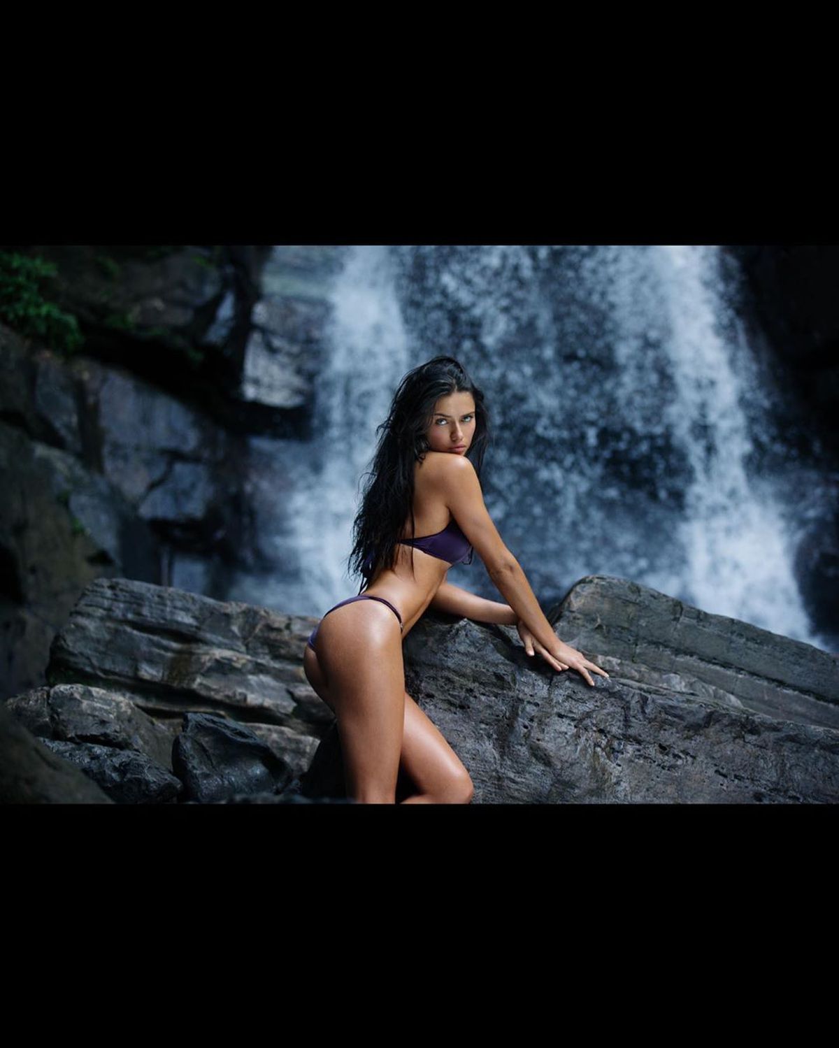 FOTO Un român o ajută pe superba Adriana Lima să se mențină în formă