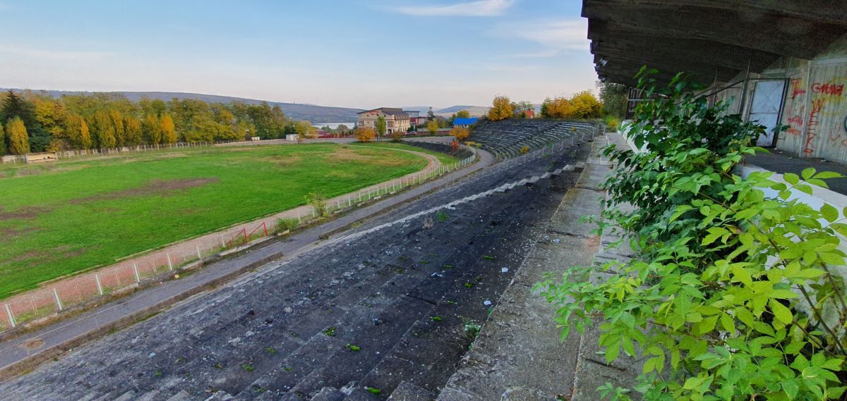 Abandonat de 18 ani » Stadionul din Fălticeni, lăsat de izbeliște de autorități după desființarea clubului, arată acum ca o relicvă preistorică