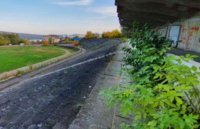 Abandonat de 18 ani » Stadionul din Fălticeni, lăsat de izbeliște de autorități după desființarea clubului, arată acum ca o relicvă preistorică
