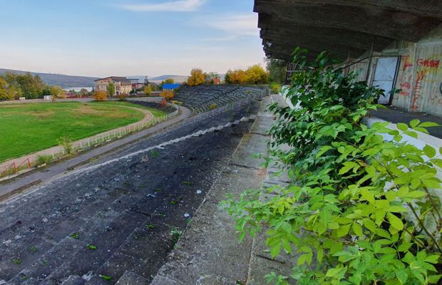 Abandonat de 18 ani » Stadionul din Fălticeni, lăsat de izbeliște de autorități după desființarea clubului, arată acum ca o relicvă preistorică