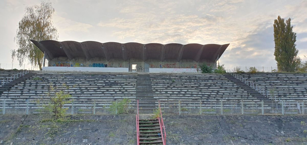 Abandonat de 18 ani » Stadionul din Fălticeni, lăsat de izbeliște de autorități după desființarea clubului, arată acum ca o relicvă preistorică