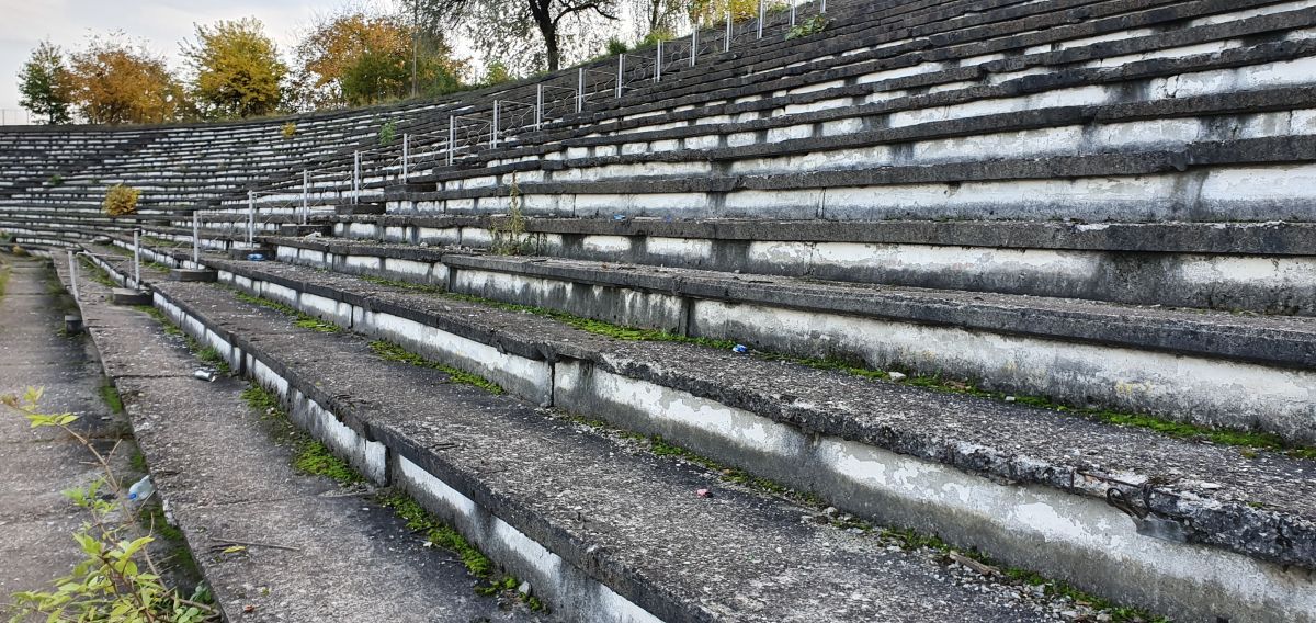 Abandonat de 18 ani » Stadionul din Fălticeni, lăsat de izbeliște de autorități după desființarea clubului, arată acum ca o relicvă preistorică