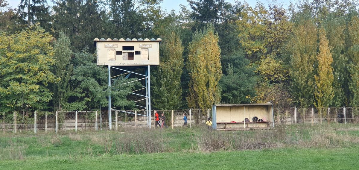 Abandonat de 18 ani » Stadionul din Fălticeni, lăsat de izbeliște de autorități după desființarea clubului, arată acum ca o relicvă preistorică