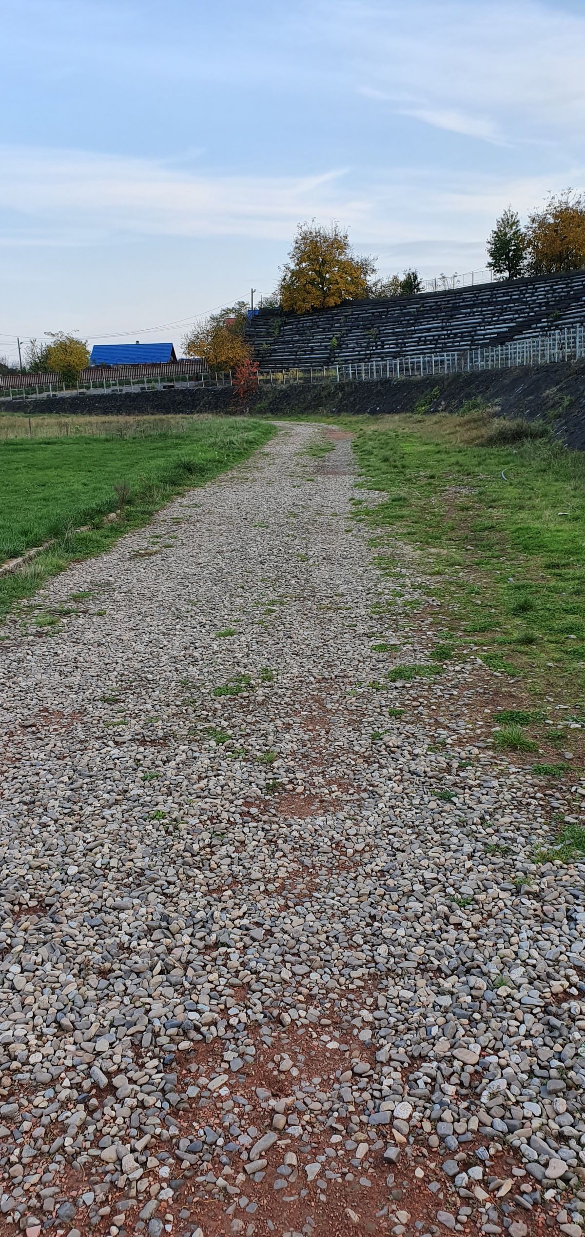 Abandonat de 18 ani » Stadionul din Fălticeni, lăsat de izbeliște de autorități după desființarea clubului, arată acum ca o relicvă preistorică