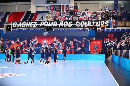 Parizienii le mulțumesc fanilor după calificarea în Final 4 FOTO IMAGO