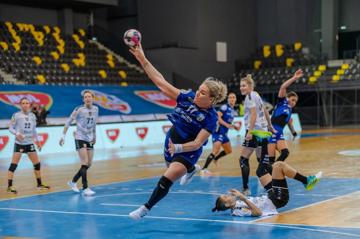 CSM București, la un pas de titlul de campioană: victorie clară în derby-ul cu SCM Rm. Vâlcea! Antrenorul oltencelor a atacat arbitrajul