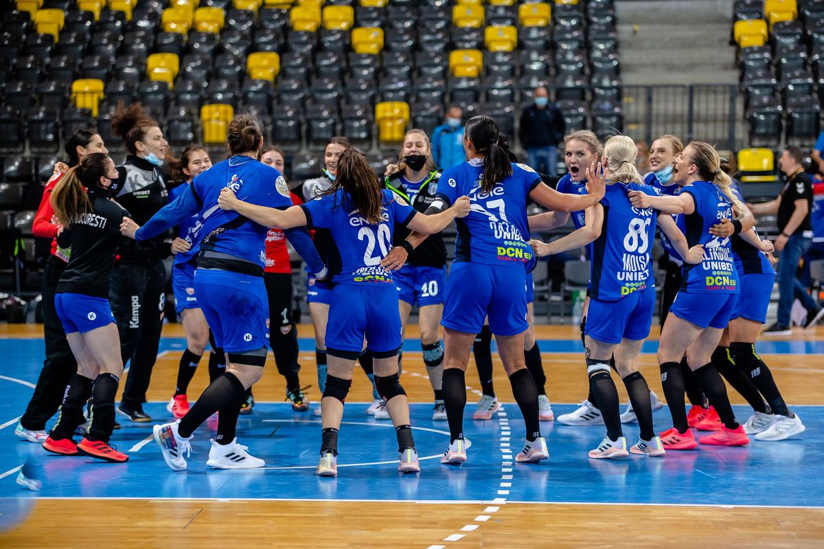 CSM București, la un pas de titlul de campioană: victorie clară în derby-ul cu SCM Rm. Vâlcea! Antrenorul oltencelor a atacat arbitrajul