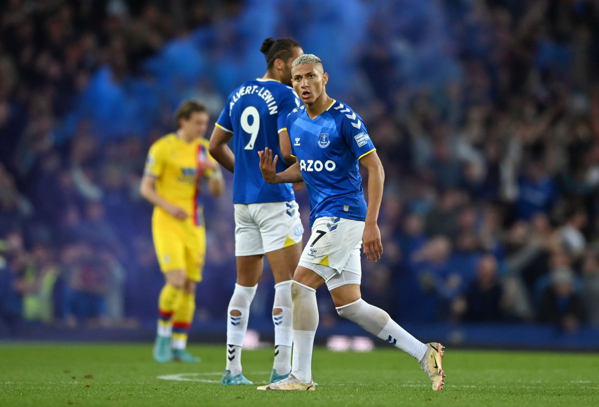 Scene uluitoare pe Goodison Park » Condusă la pauză, 0-2, Everton a scăpat de retrogradare! La final, fanii au transformat terenul într-o „mare albastră”