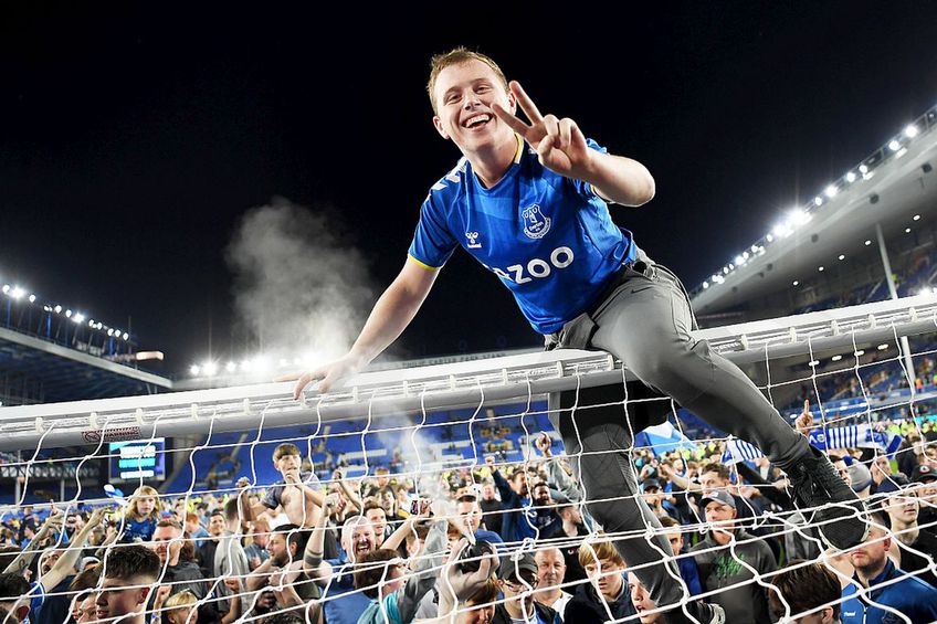 Fanii lui Everton au pătruns pe gazon după fluierul final // foto: Guliver/gettyimages