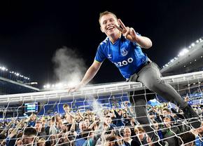 Scene uluitoare pe Goodison Park » Condusă la pauză, 0-2, Everton a scăpat de retrogradare! La final, fanii au transformat terenul într-o „mare albastră”