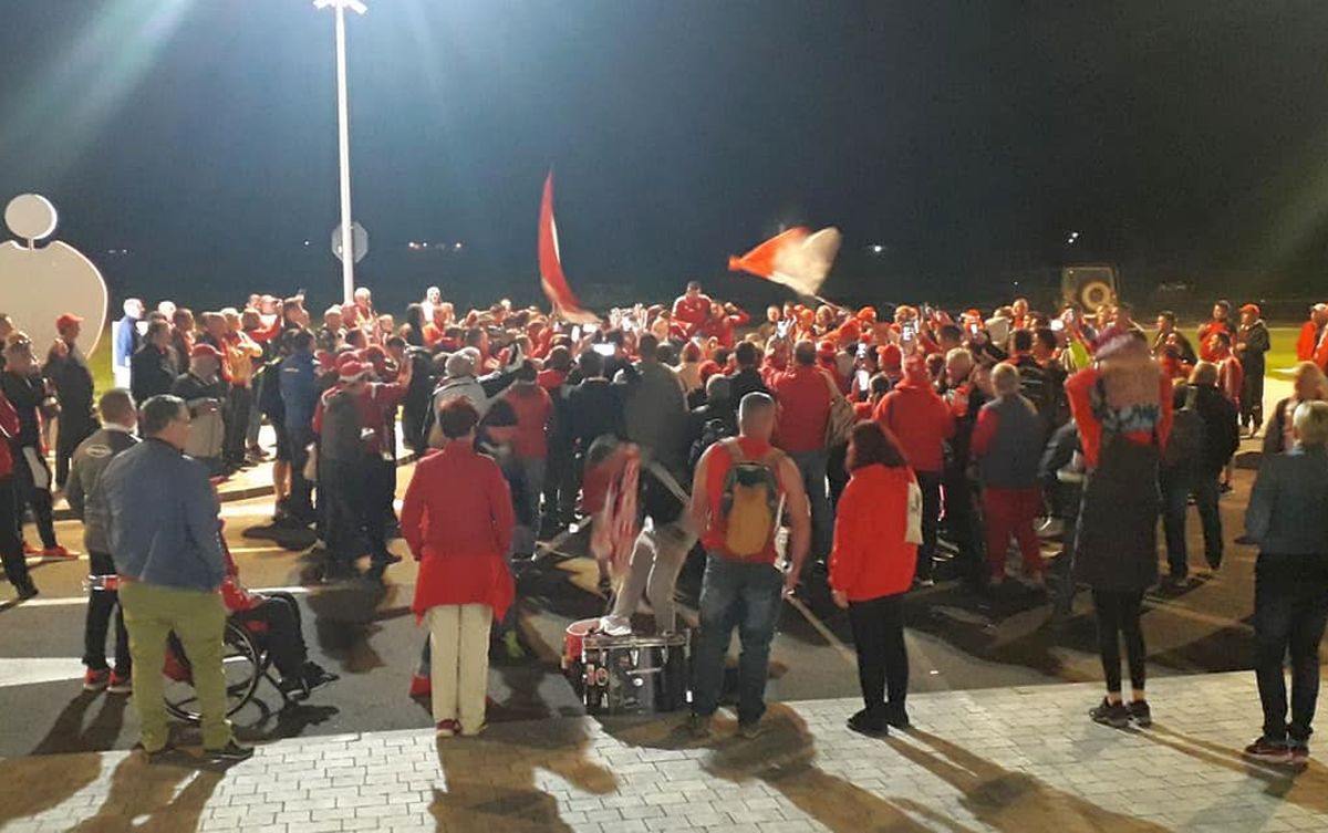 Noapte albă la Sfântu Gheorghe » Fotbaliștii lui Sepsi au sărbătorit pe străzi alături de fani: „Cupa a ajuns acasă”