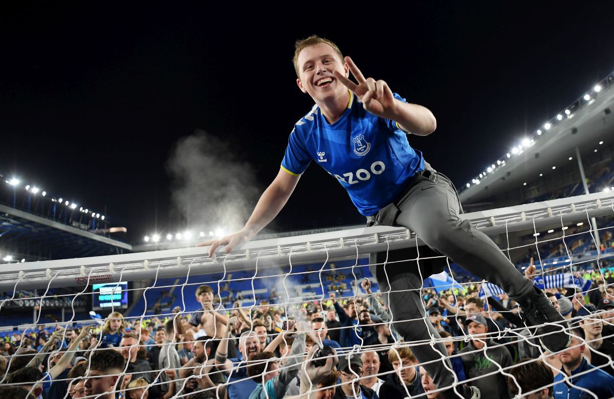 Scene uluitoare pe Goodison Park » Condusă la pauză, 0-2, Everton a scăpat de retrogradare! La final, fanii au transformat terenul într-o „mare albastră”