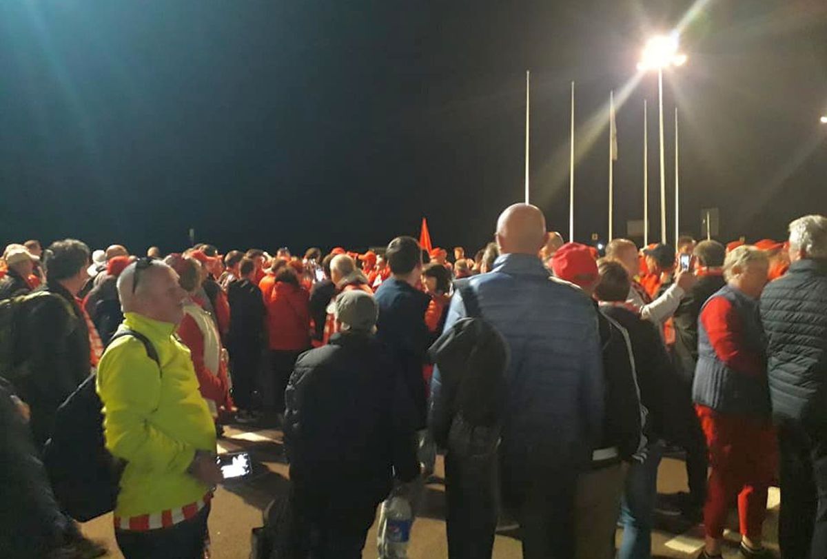 Noapte albă la Sfântu Gheorghe » Fotbaliștii lui Sepsi au sărbătorit pe străzi alături de fani: „Cupa a ajuns acasă”