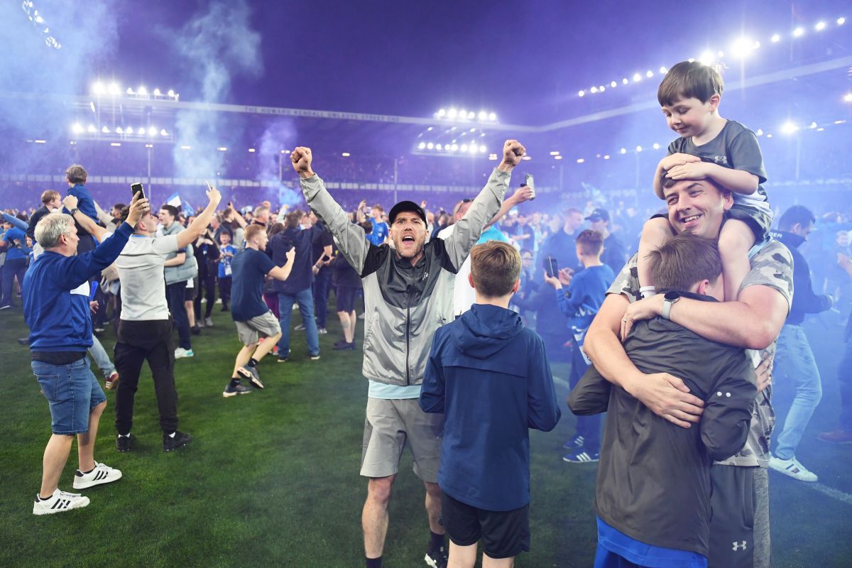 Scene uluitoare pe Goodison Park » Condusă la pauză, 0-2, Everton a scăpat de retrogradare! La final, fanii au transformat terenul într-o „mare albastră”