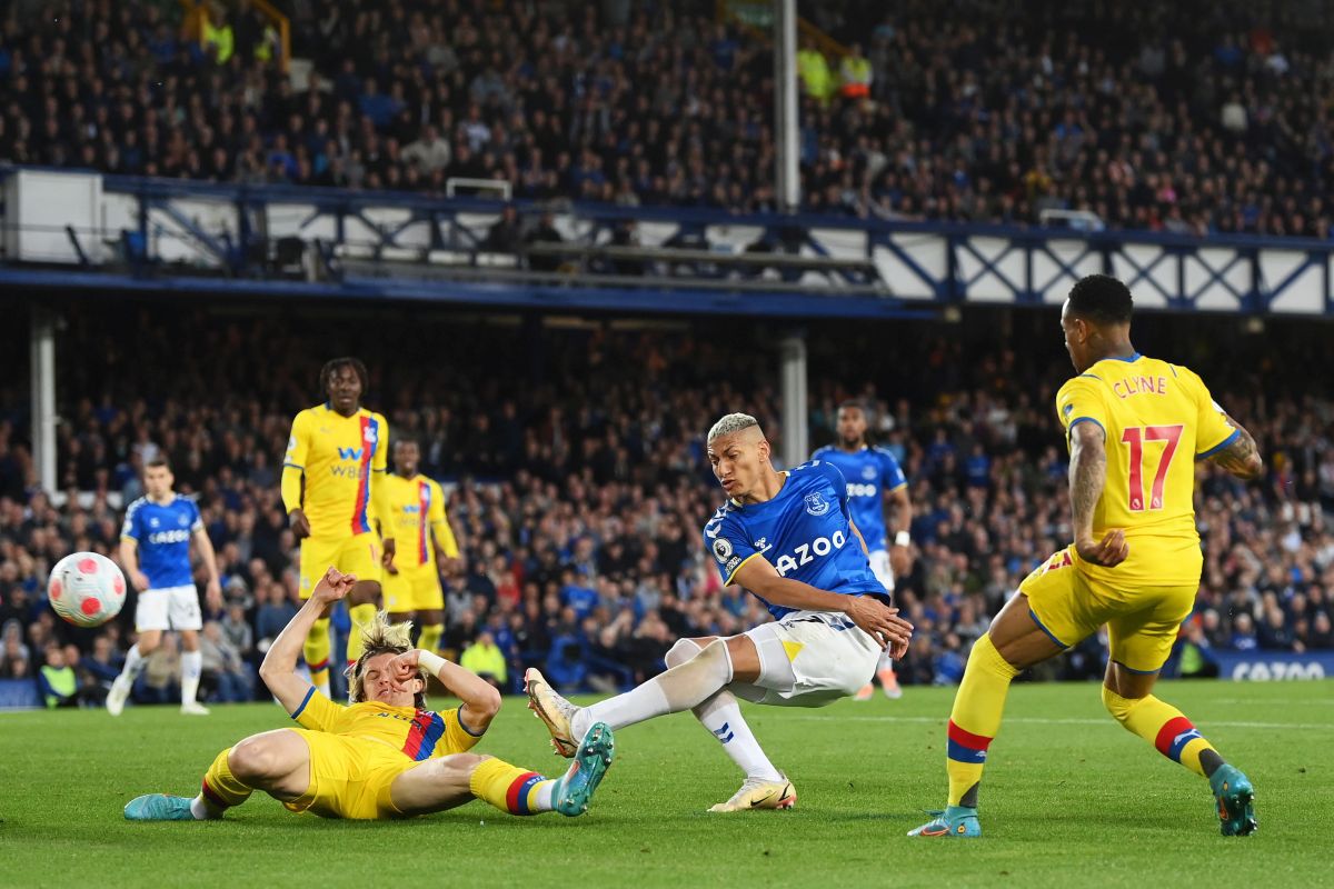 Scene uluitoare pe Goodison Park » Condusă la pauză, 0-2, Everton a scăpat de retrogradare! La final, fanii au transformat terenul într-o „mare albastră”