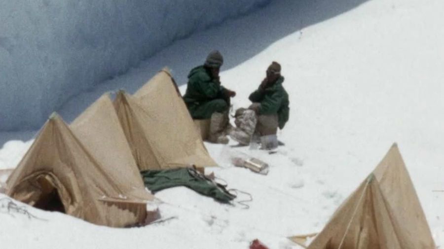 Da, imaginea nu este cea mai clară din lume, dar e trasă, cu tehnica de atunci, în 1955, la 6.600 de metri înălțime Kangchenjunga, mai 1995