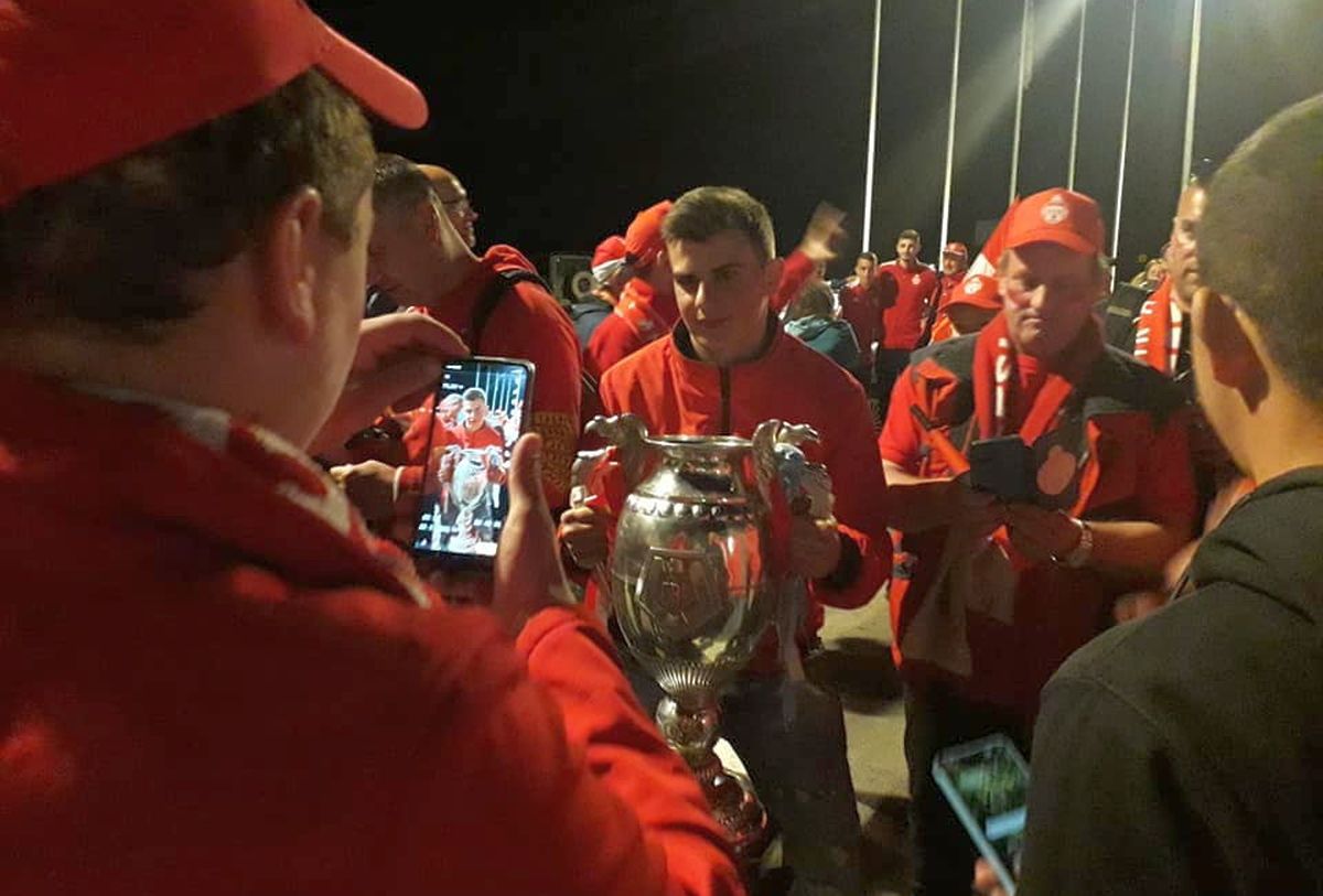 Noapte albă la Sfântu Gheorghe » Fotbaliștii lui Sepsi au sărbătorit pe străzi alături de fani: „Cupa a ajuns acasă”