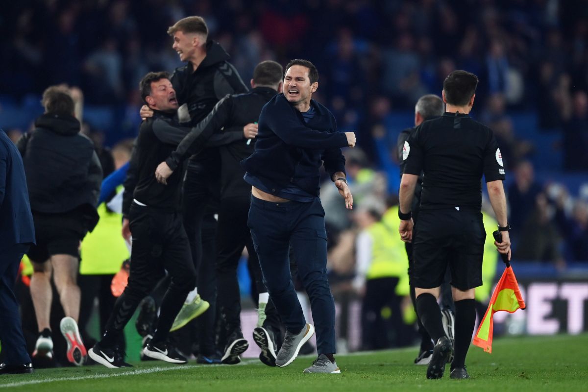 Scene uluitoare pe Goodison Park » Condusă la pauză, 0-2, Everton a scăpat de retrogradare! La final, fanii au transformat terenul într-o „mare albastră”