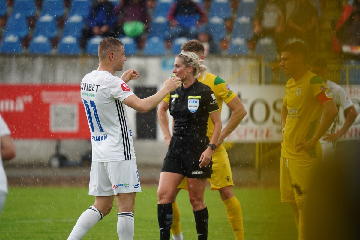 10 lucruri observate de reporterul GSP la FC Botoșani - CS Mioveni » Flori, lacrimi, aplauze și multe debuturi