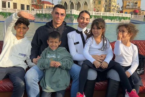 Mateo, fiul în vârstă de 5 ani al lui Cristiano Ronaldo, a purtat echipamentul Barcelonei, fosta rivală a tatălui său.