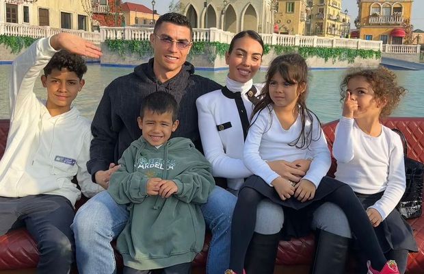 Cristiano, l-ai văzut? Fiul lui Ronaldo s-a îmbrăcat cu echipamentul rivalei :)