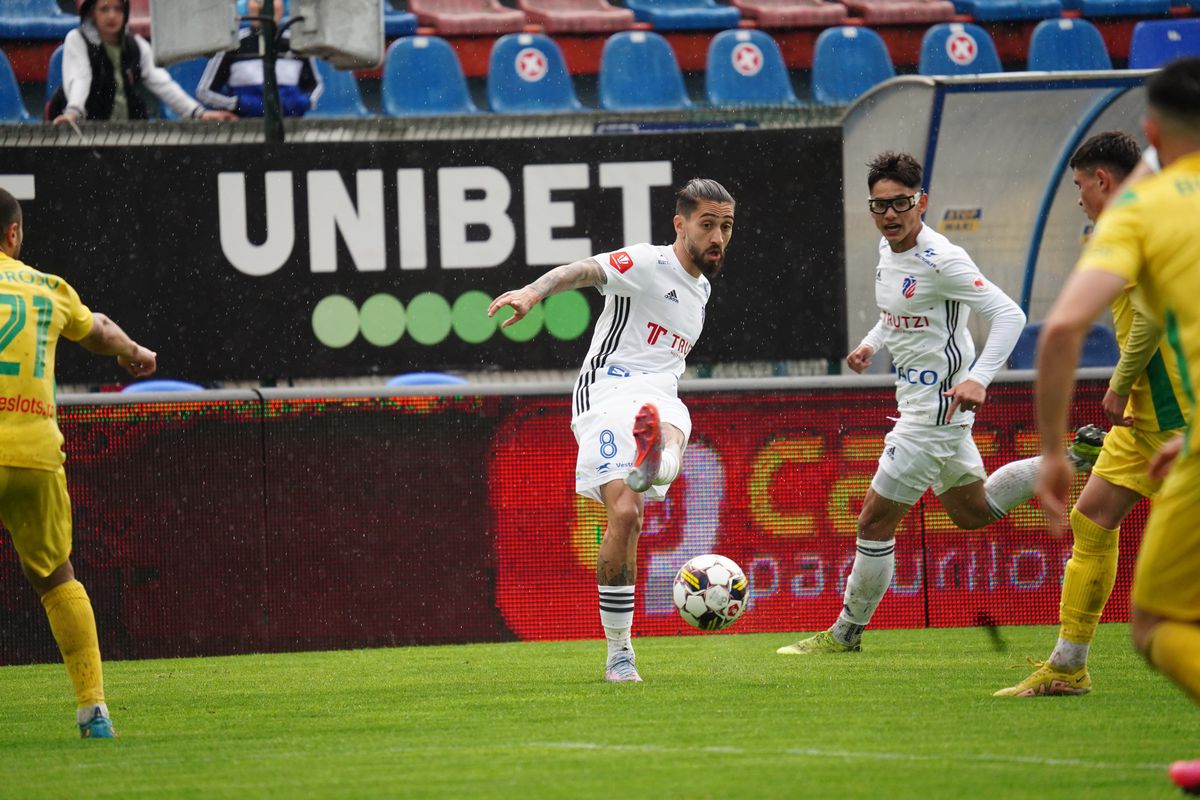 10 lucruri observate de reporterul GSP la FC Botoșani - CS Mioveni » Flori, lacrimi, aplauze și multe debuturi