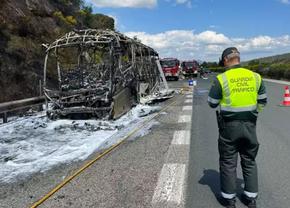 Autocarul unei formații de juniori a ars complet pe autostradă » Toate cele 55 de persoane au ieșit la timp