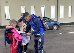 Momentul serii după ce Chindia a retrogradat în Liga 2 » Un fotbalist a dat copiilor tot ce avea la el