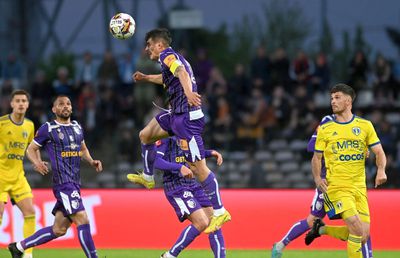 10 lucruri observate de reporterul GSP la FC Argeș - Petrolul » Tămâie, ghete de împrumut, pizza și tricouri aruncate fanilor