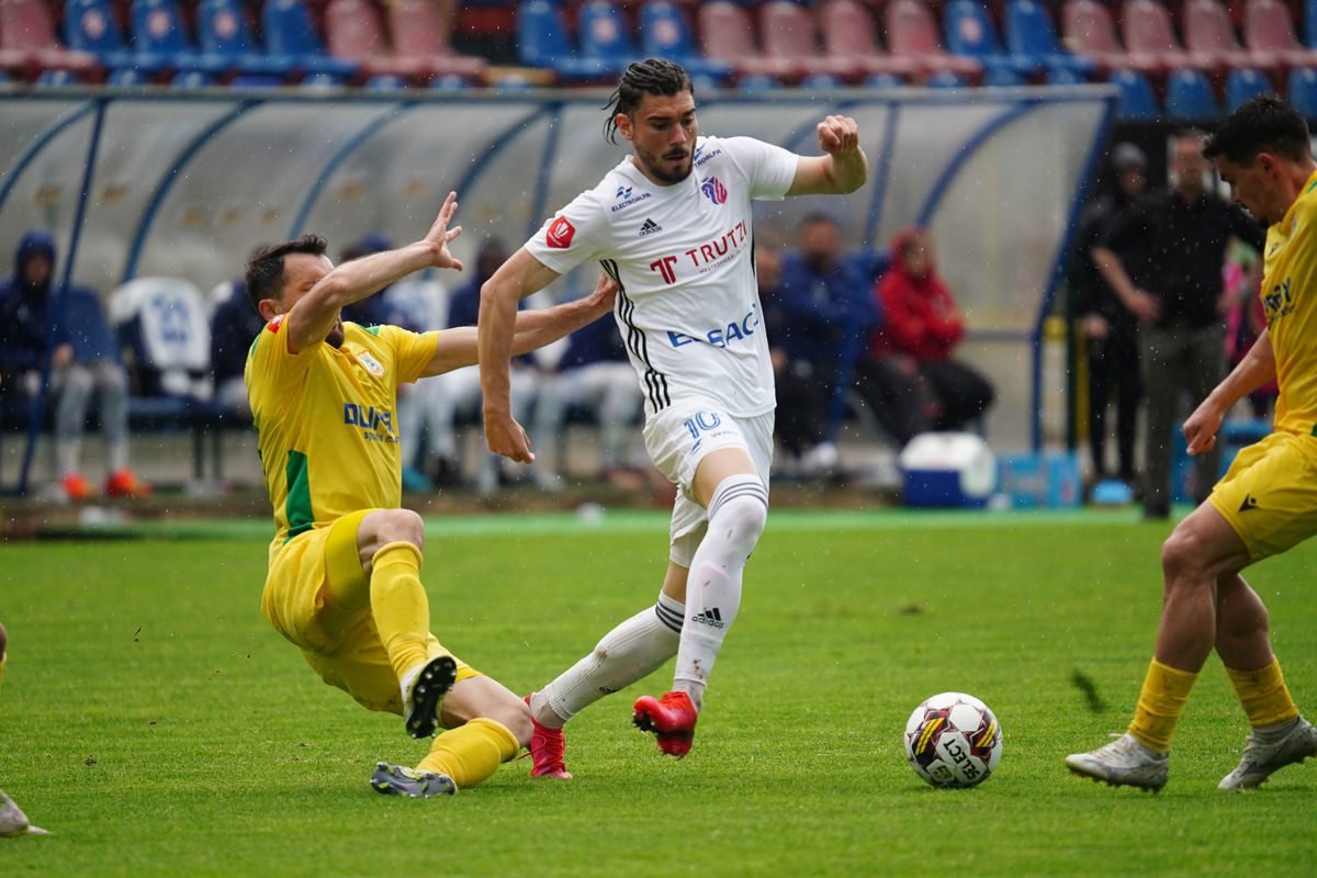 10 lucruri observate de reporterul GSP la FC Botoșani - CS Mioveni » Flori, lacrimi, aplauze și multe debuturi