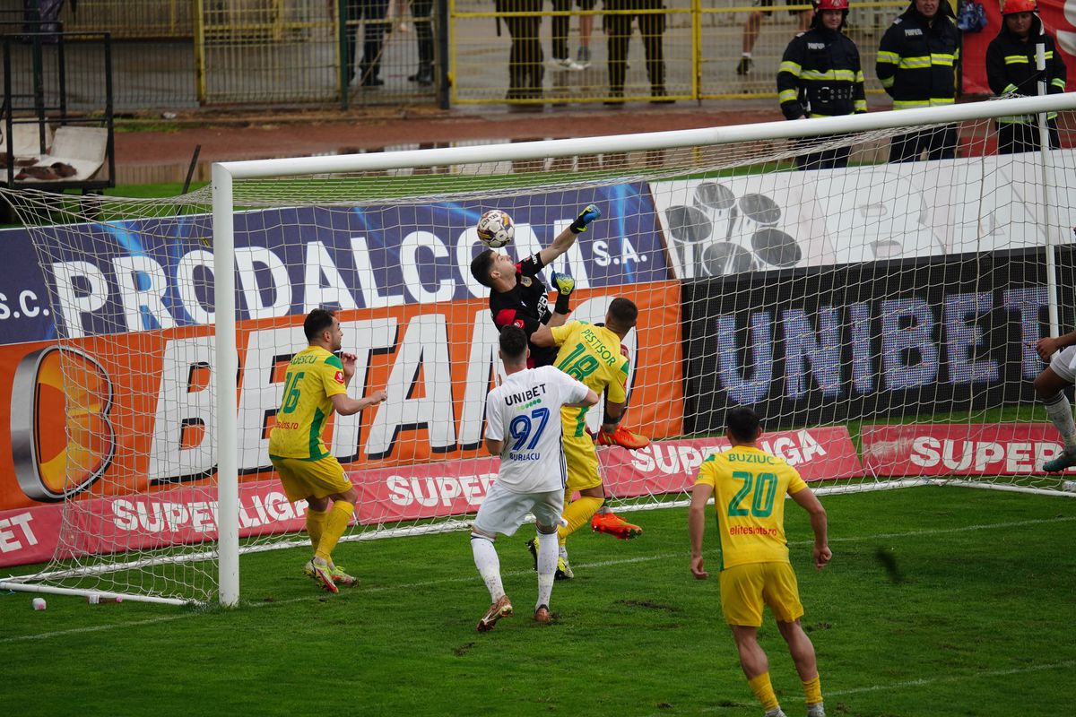 10 lucruri observate de reporterul GSP la FC Botoșani - CS Mioveni » Flori, lacrimi, aplauze și multe debuturi